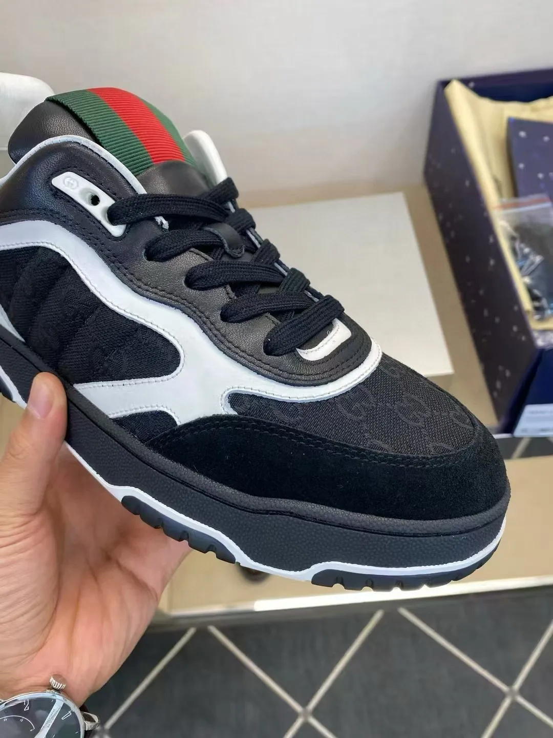 Factory price: 420💰Gucci new men's shoes GUCCI [Lightning] latest shoes are shipped. Original quality, fashionable, made of special materials, sheepskin lining, brand new packaging. The foot feels super comfortable and the workmanship is impeccable. Size: Men's 38-44, customized 45